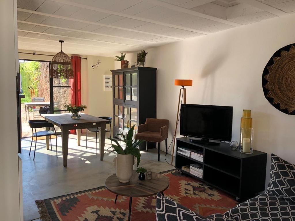 Studio avec patio et jacuzzi privatifs Mazan Extérieur photo
