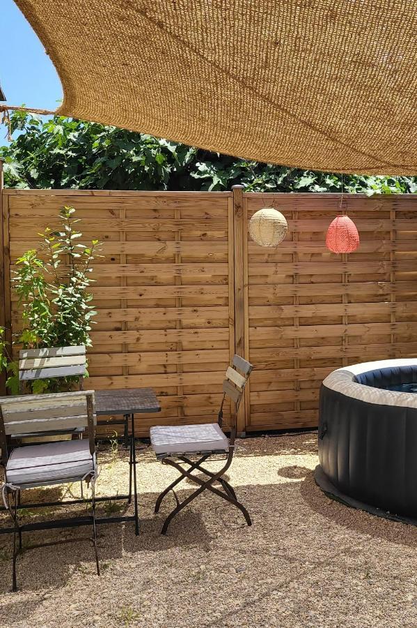 Studio avec patio et jacuzzi privatifs Mazan Extérieur photo