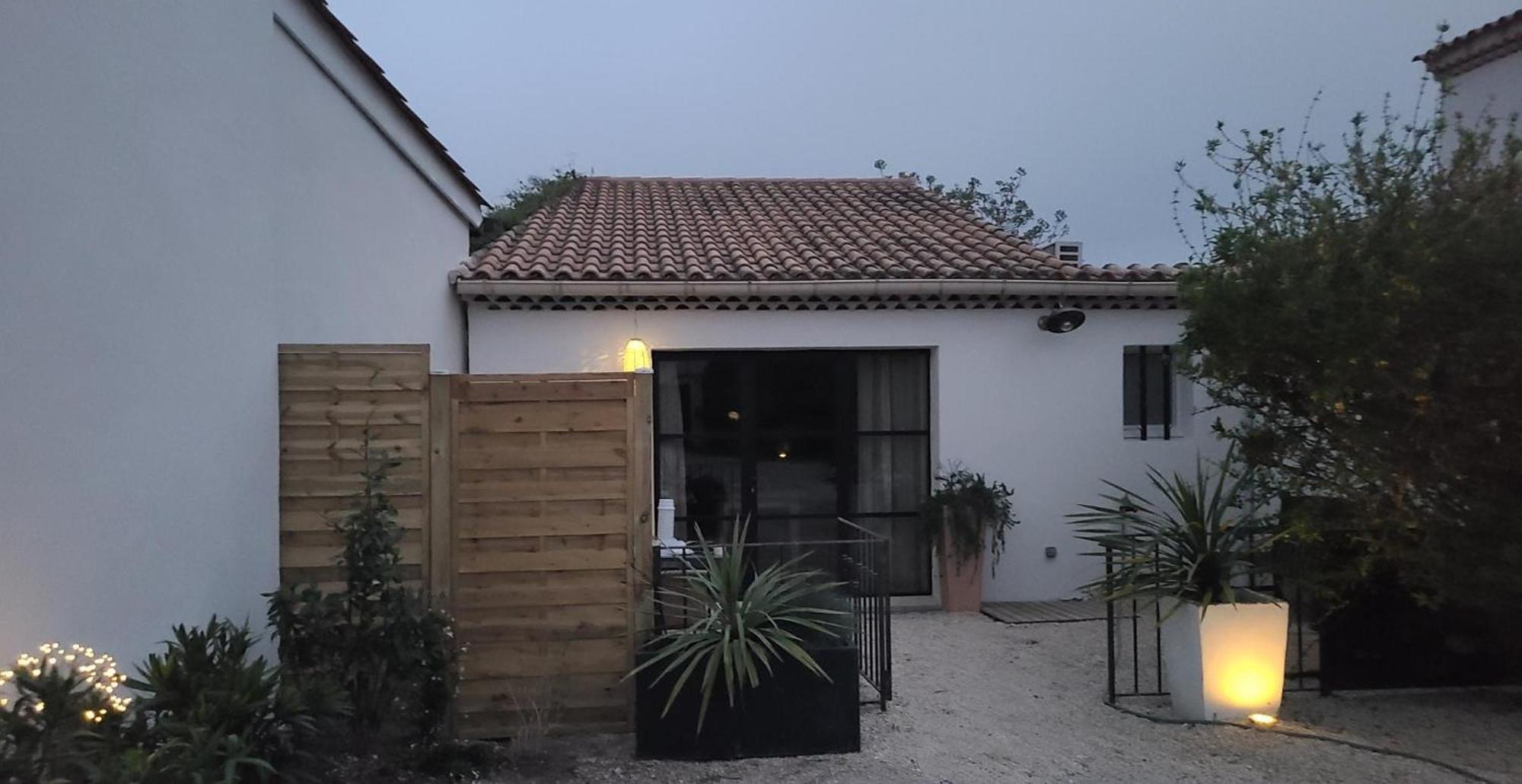 Studio avec patio et jacuzzi privatifs Mazan Extérieur photo