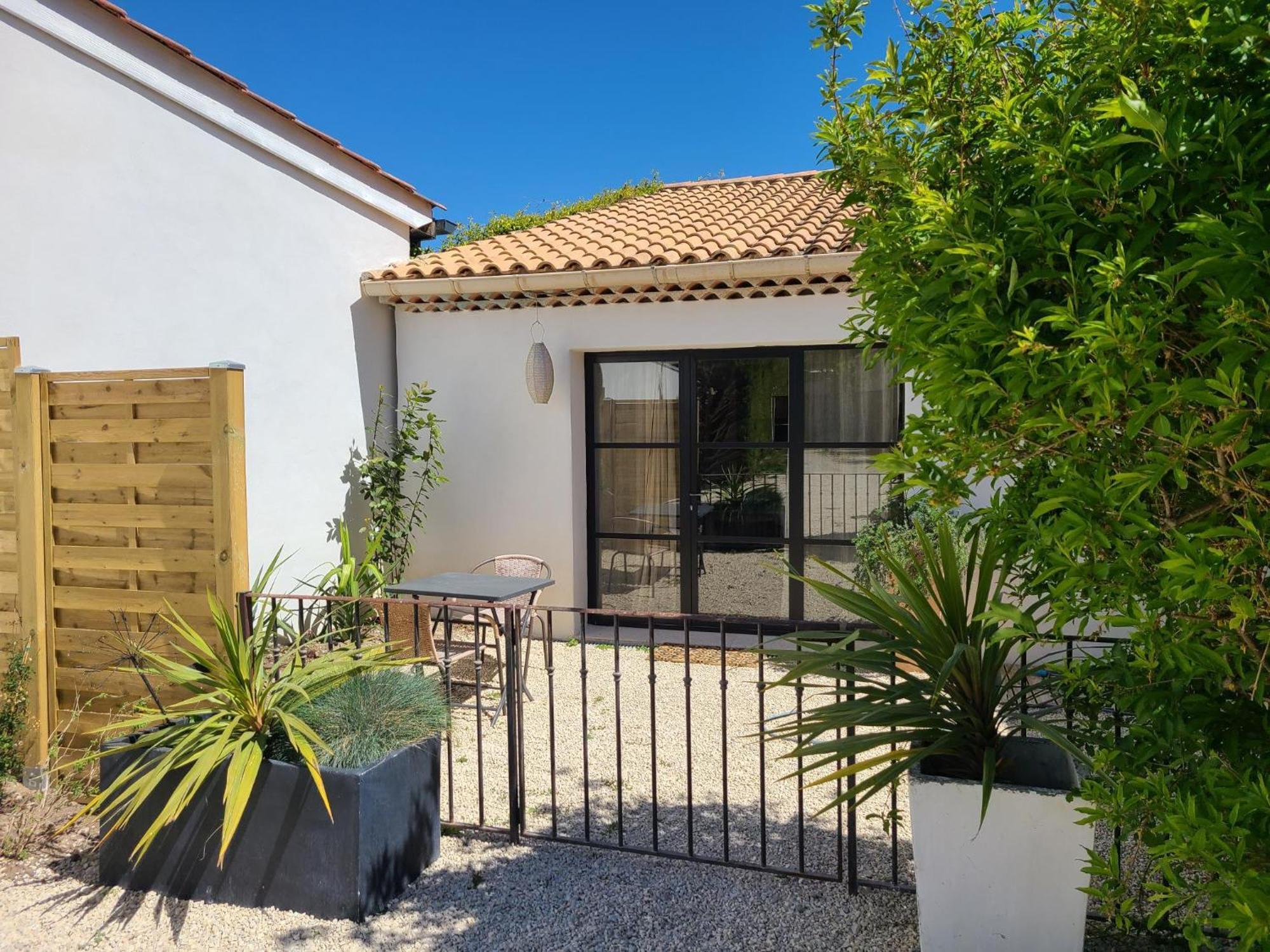 Studio avec patio et jacuzzi privatifs Mazan Extérieur photo