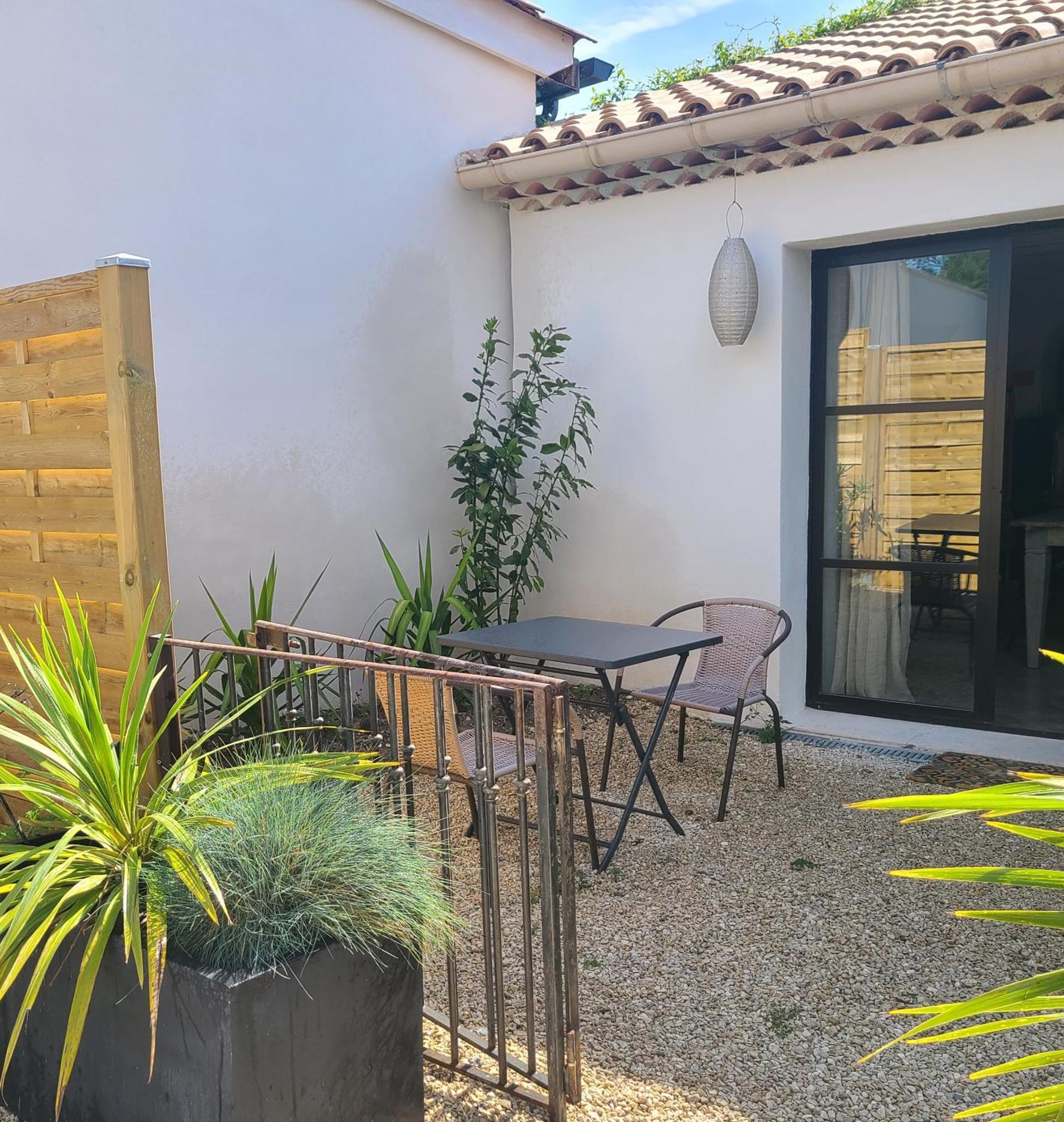 Studio avec patio et jacuzzi privatifs Mazan Extérieur photo